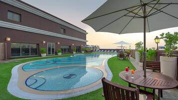 Piscina externa, guarda-sóis, espreguiçadeiras