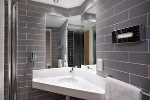 Shower, free toiletries, hair dryer, towels - Holiday Inn Express Strathclyde Park M74 JCT 5 by IHG (Glasgow)