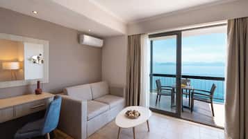 Junior Suite Direct Sea View | Salle de séjour | Télévision