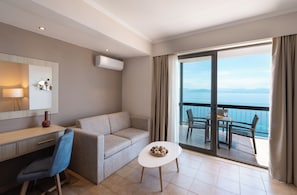 Junior Suite Direct Sea View | Wohnzimmer | Fernseher