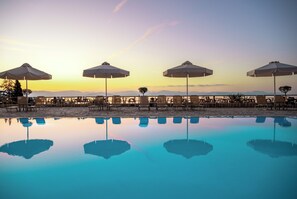 Outdoor pool, pool umbrellas, pool loungers - Canvas by Mitsis Belvedere (Corfu)
