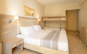 Blackout drapes, free cribs/infant beds, free WiFi, bed sheets - Canvas by Mitsis Belvedere (Corfu)