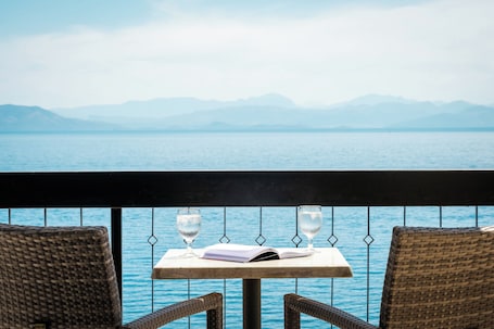 Junior Suite Direct Sea View | Blick vom Balkon. Canvas by Mitsis Belvedere