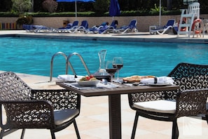 Outdoor pool, pool umbrellas, pool loungers - BM Beach Hotel (Ras Al Khaimah)