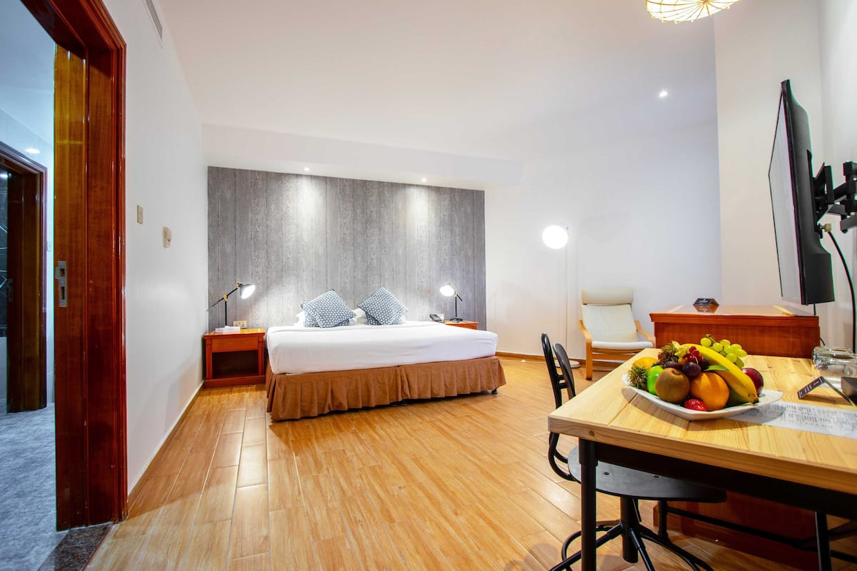 Premium bedding, in-room safe, desk, blackout drapes