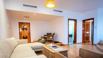 Executive Suite | Premium bedding, in-room safe, desk, blackout curtains