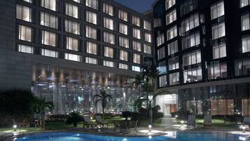 Majoituspaikan julkisivu illalla/yöllä