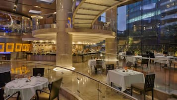 2 restaurantes, se sirven desayunos, comidas, cenas y cocina italiana