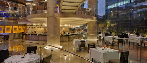 2 か所のレストラン、朝食、ランチ、ディナーに営業 (イタリア料理)