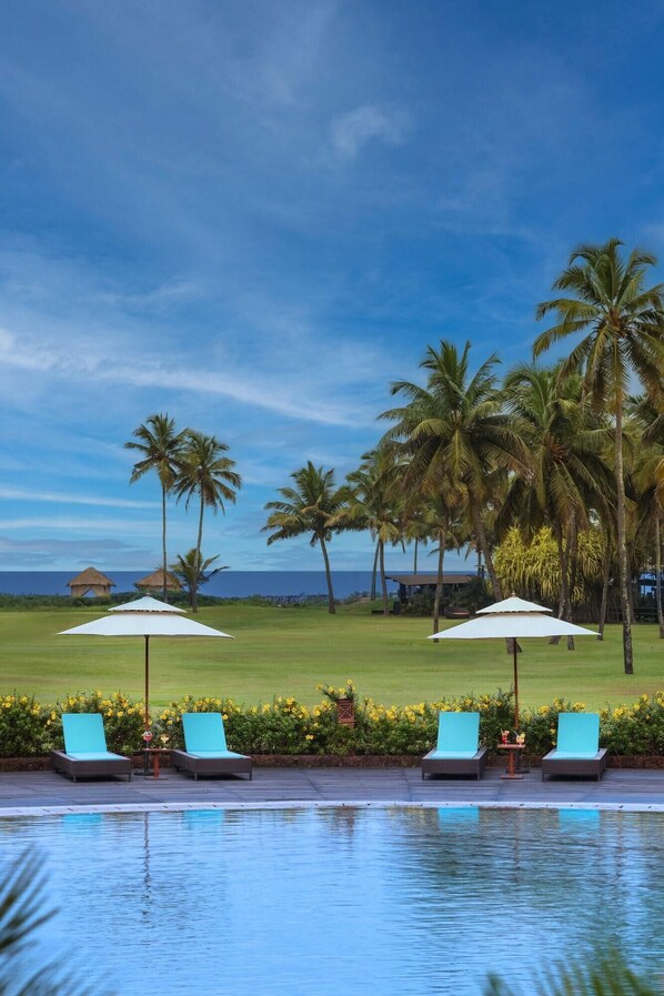 Piscine couverte, piscine extérieure, parasols de plage