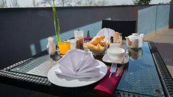 Hypo-allergenic bedding, Select Comfort beds, minibar, in-room safe