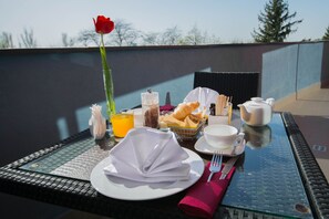 Hypo-allergenic bedding, Select Comfort beds, minibar, in-room safe