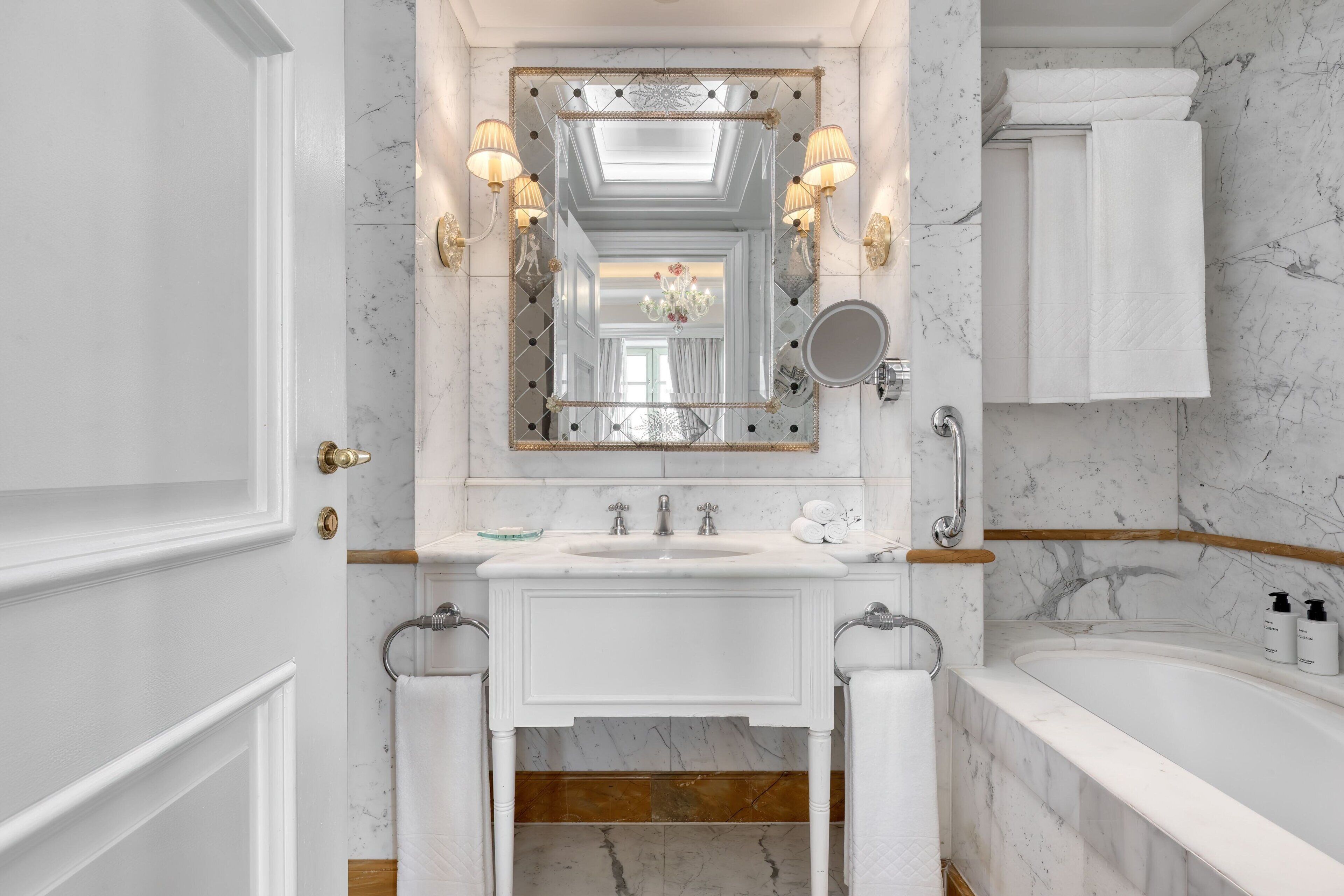 executive suite, 1 bedroom, non smoking | bathroom | separate bathtub and shower, deep-soaking bathtub, rainfall showerhead