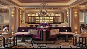 A luxurious lobby with a central seating area, a bar with a wine display, and a chandelier. - King George, a Luxury Collection Hotel, Athens (Athens)