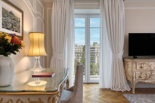 Deluxe Acropolis, Guest room, 1 King, Acropolis view, City View | วิวจากห้องพัก