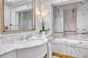 Grand studio suite | Badkamer | Een aparte badkuip en douche, een diep bad, een regendouche
