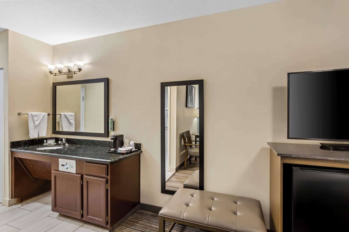 standard room, 1 king bed, accessible, non smoking | desk, iron/ironing board, free cots/infant beds, rollaway beds