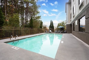 Piscine extérieure, chaises longues