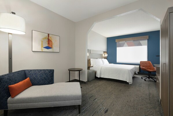 A hotel room with a bed, a chair, a desk, and a lamp. - Holiday Inn Express & Suites Acworth - Kennesaw Northwest by IHG (Acworth)