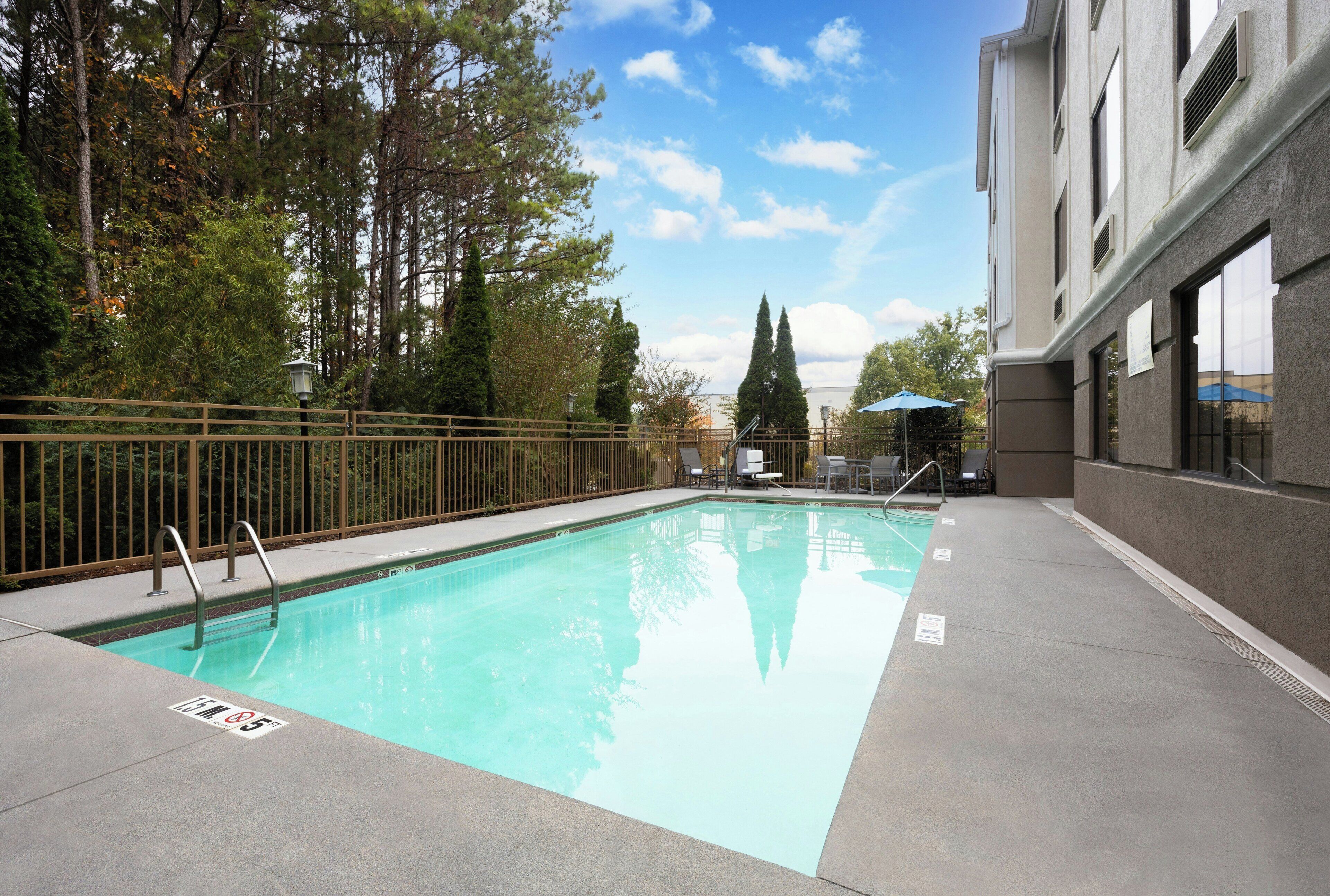 Una piscina al aire libre (de 10:00 a 22:00), tumbonas