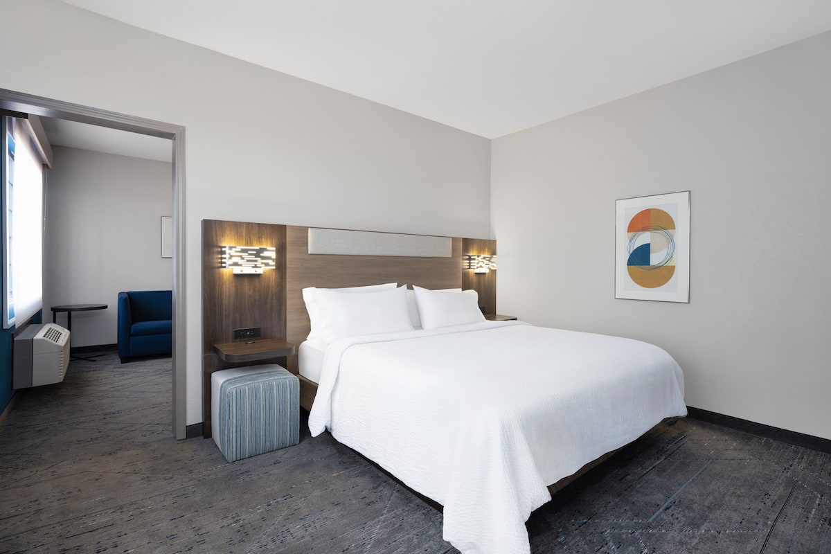 Suite, 1 cama King size y sofá cama | Escritorio, tabla de planchar con plancha y cunas gratuitas