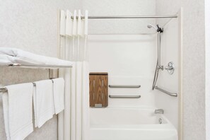 Ducha y bañera combinadas, secador de pelo y toallas