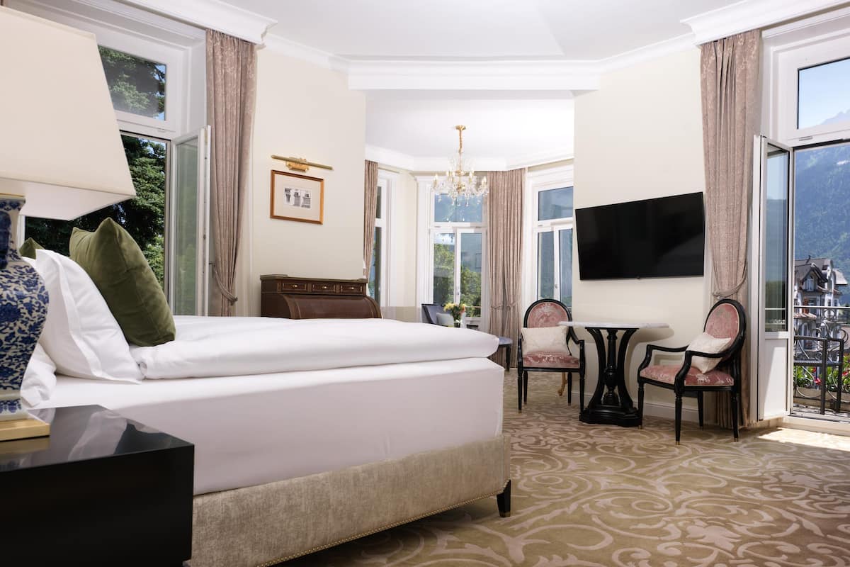 Junior Suite First Class | 1 bedroom, hypo-allergenic bedding, minibar, in-room safe
