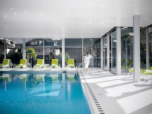 Piscine couverte, accès possible de 07 h 30 à 21 h 00, chaises longues