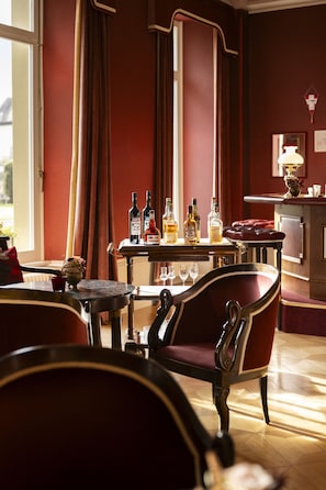 Cocktail bar, al fresco dining, open daily