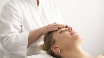 En person modtager en hovedmassage.
