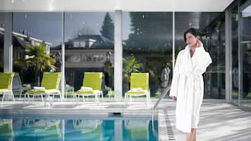 Alberca techada, acceso de 07:30 a 21:00, y camastros