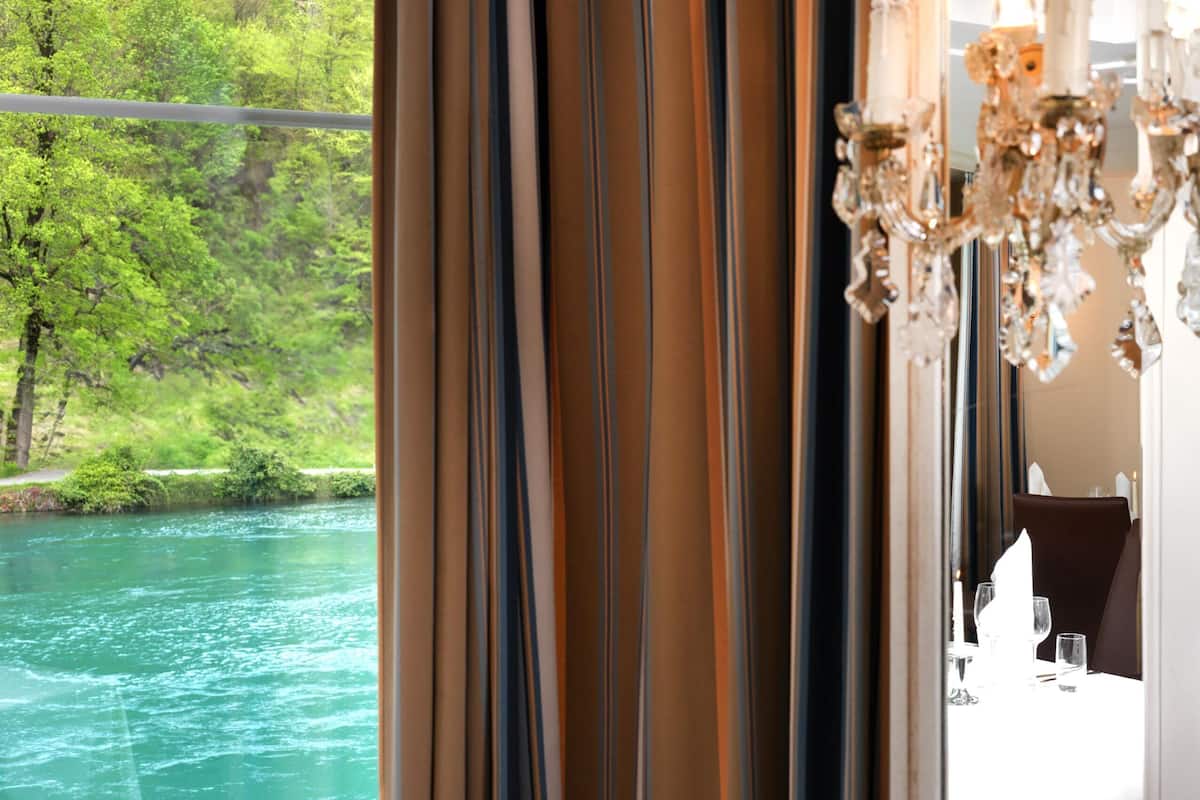 2 restaurants, breakfast, lunch, dinner served; regional cuisine