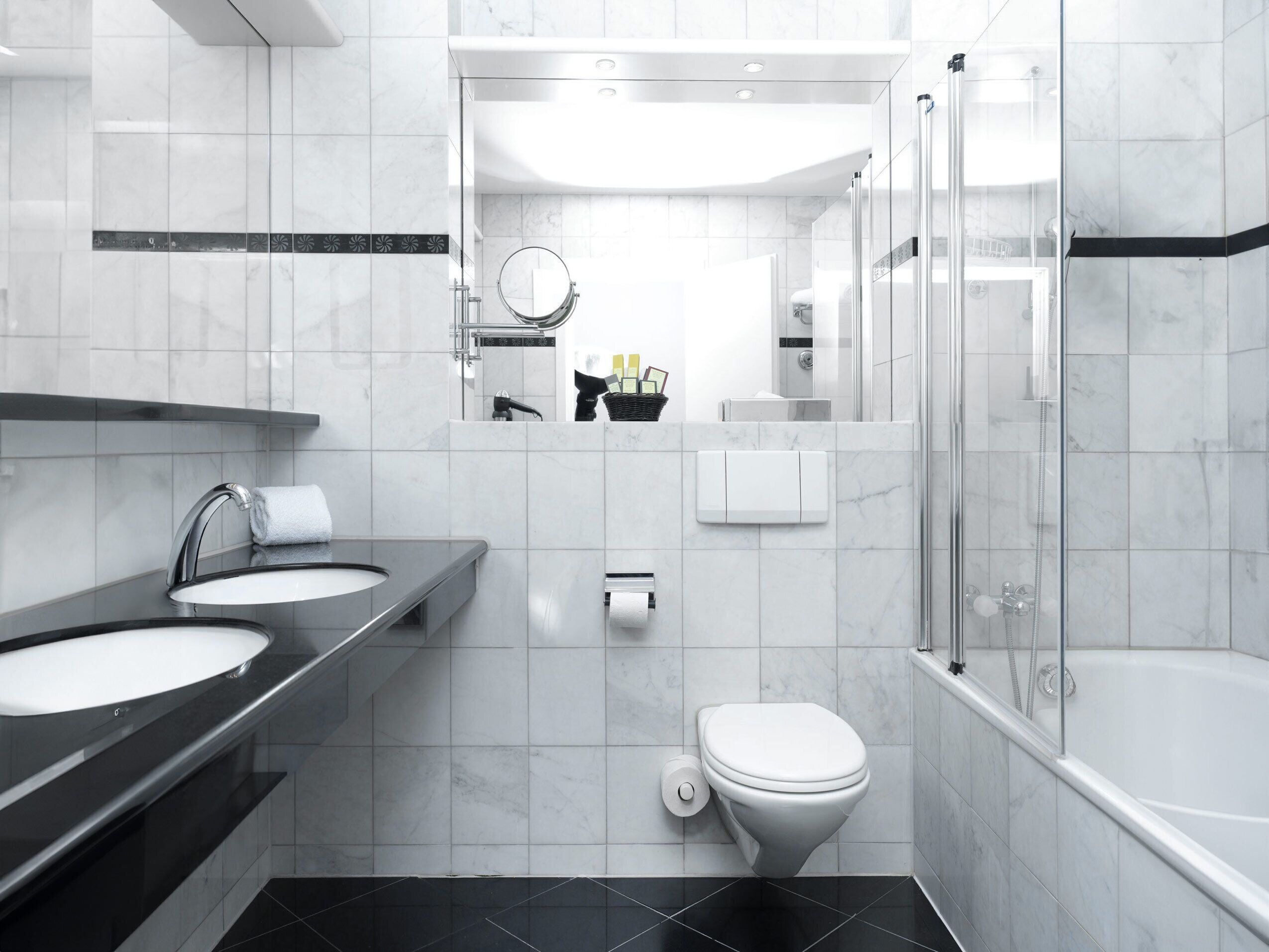 doppelzimmer comfort | bathroom | bathtub, hair dryer, bathrobes, slippers