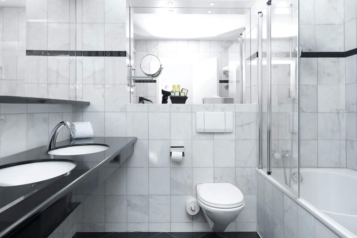 doppelzimmer comfort | bathroom | bathtub, hair dryer, bathrobes, slippers