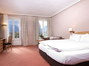 Familienzimmer | Hypo-allergenic bedding, minibar, in-room safe, blackout curtains