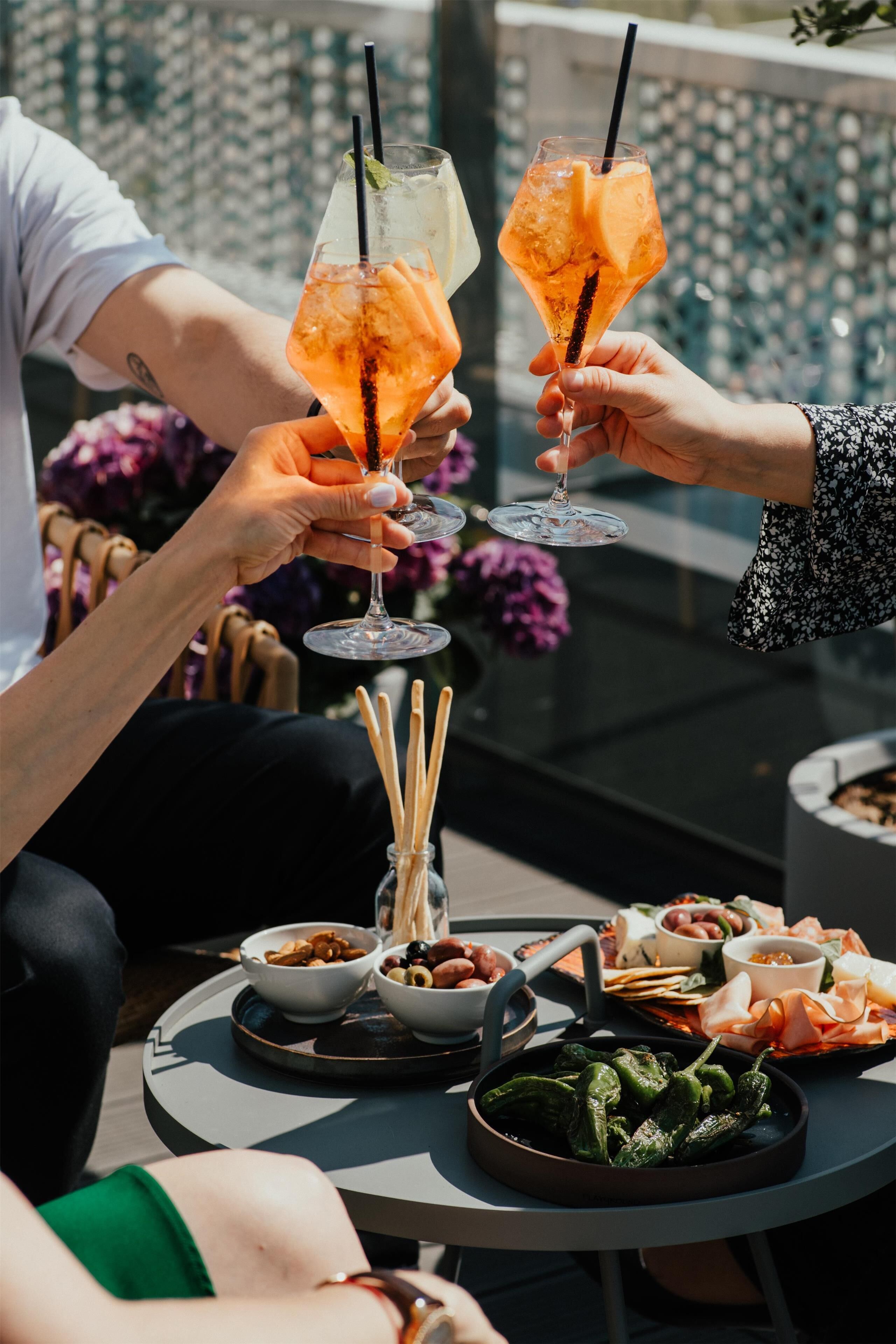 2 bars/lounges, rooftop bar