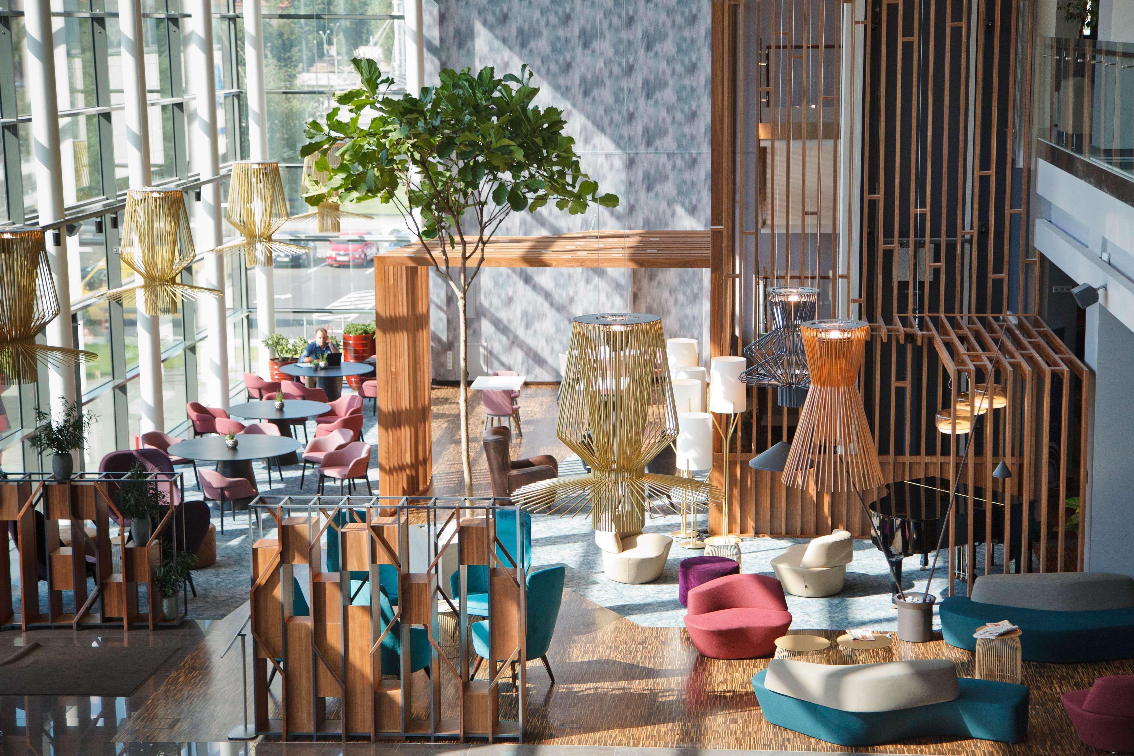 2 bars/lounges, rooftop bar