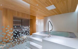 Indoor spa tub