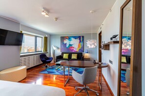 Suite, 1 chambre (Old Town View) | Minibar, coffre-fort, bureau, rideaux d’obscurcissement