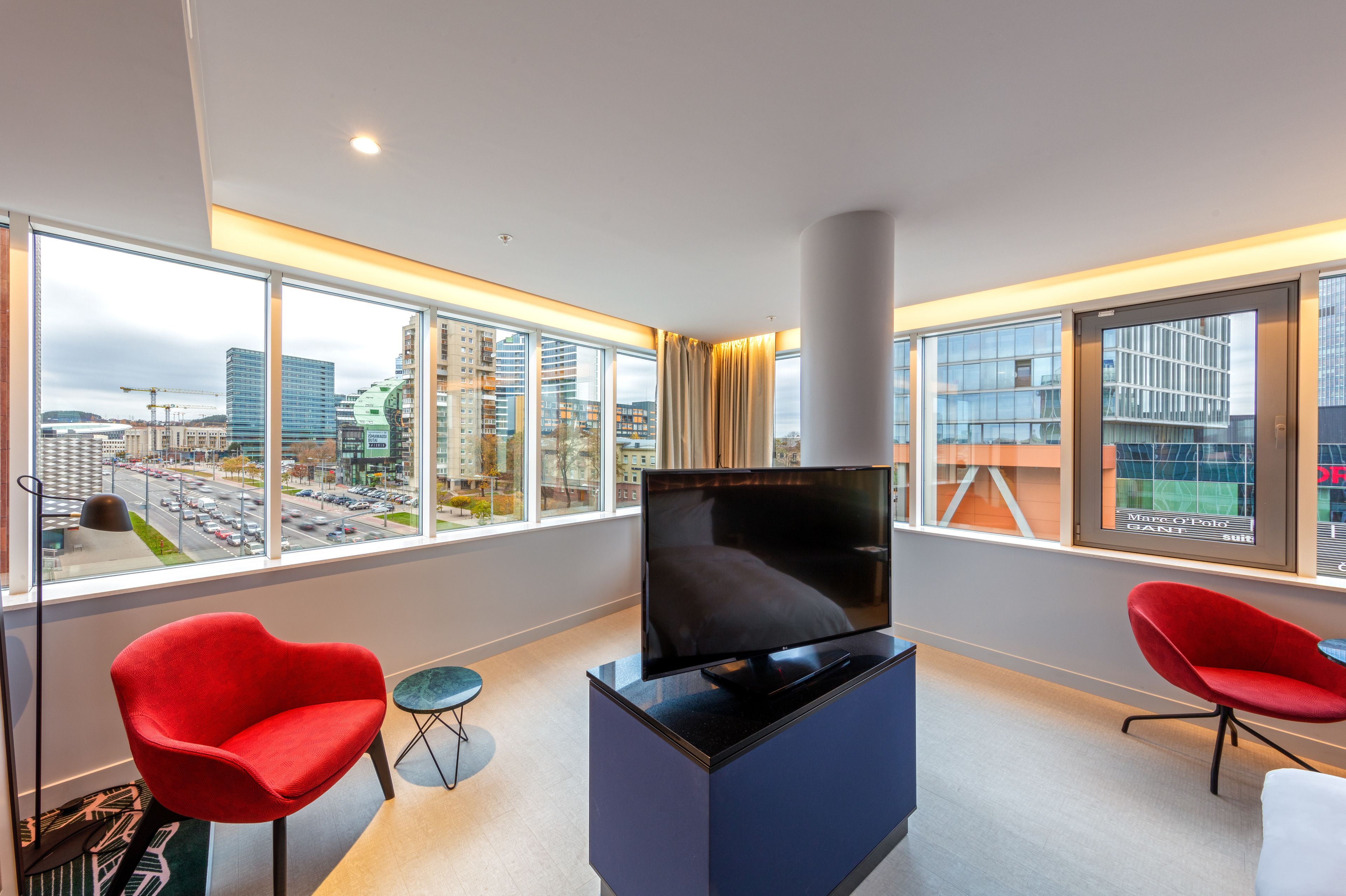 Minibar, brankas, meja kerja, dan tirai kedap cahaya