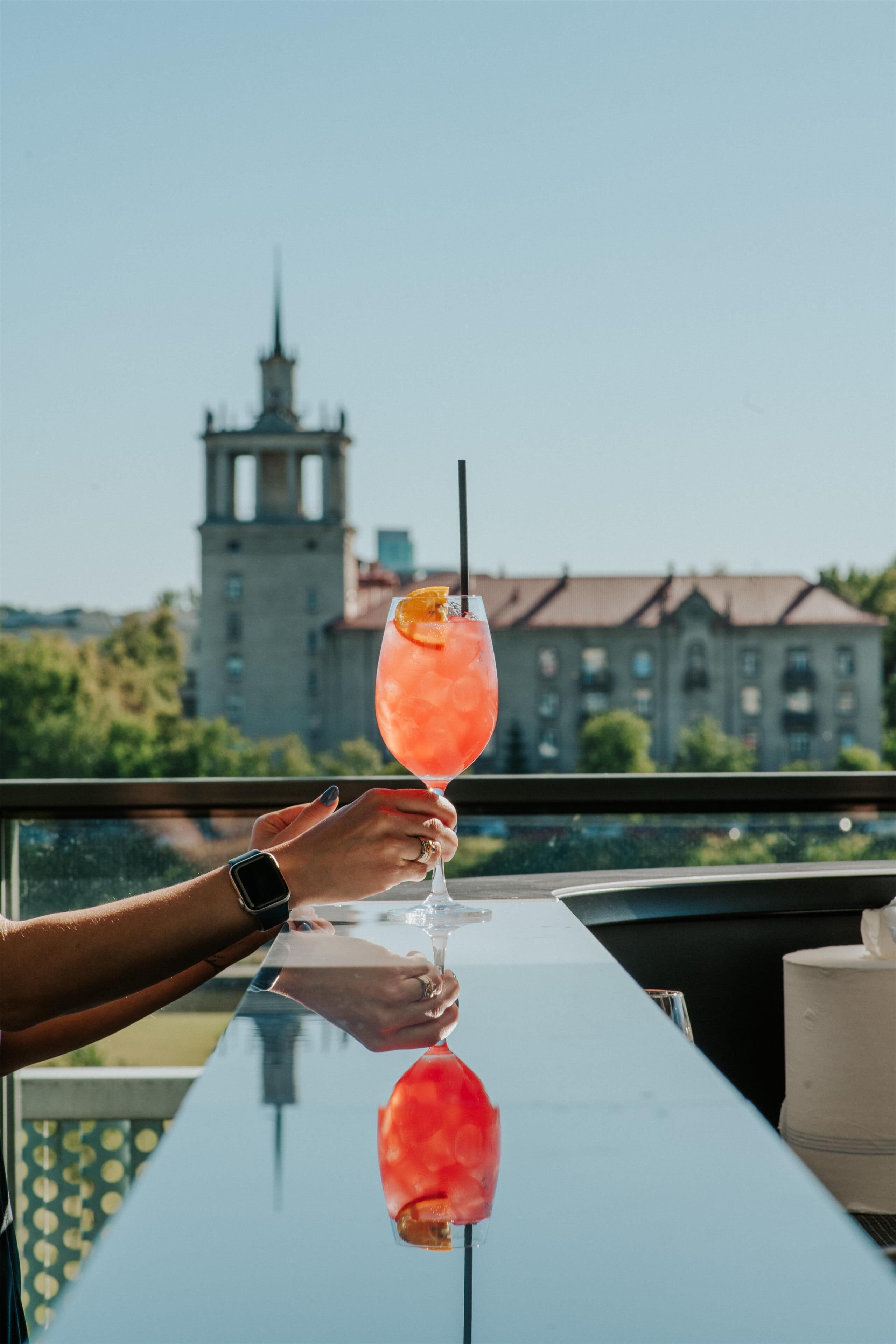 2 bars/lounges, rooftop bar