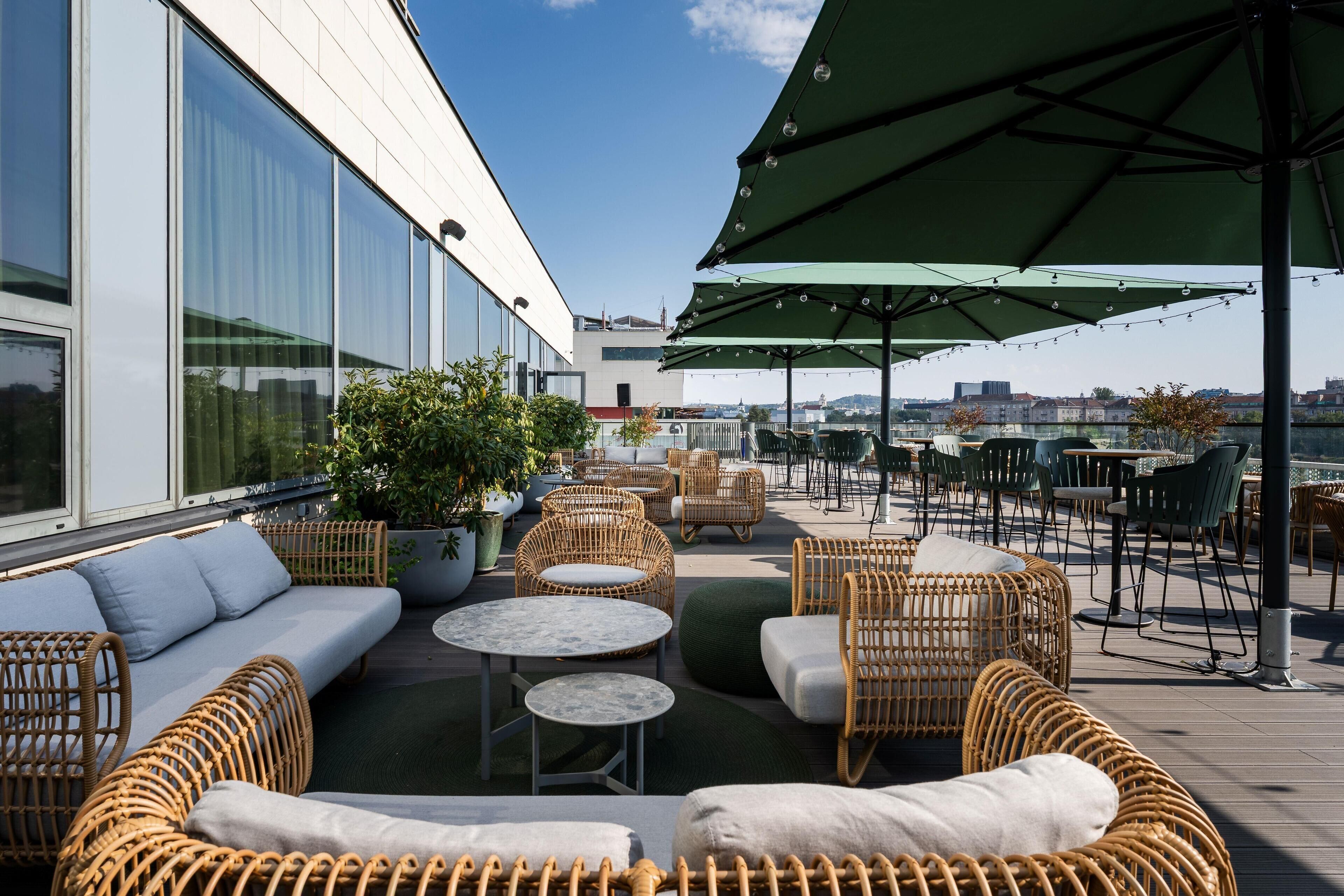 2 bars/lounges, rooftop bar