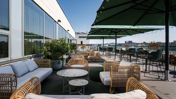 2 bars/lounges, rooftop bar