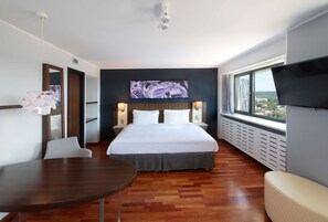 Minibar, caja de seguridad en la habitación y escritorio 