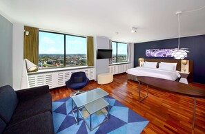 Phòng Suite, 1 phòng ngủ (Old Town View) | Minibar, két bảo mật tại phòng, bàn, màn/rèm cản sáng 