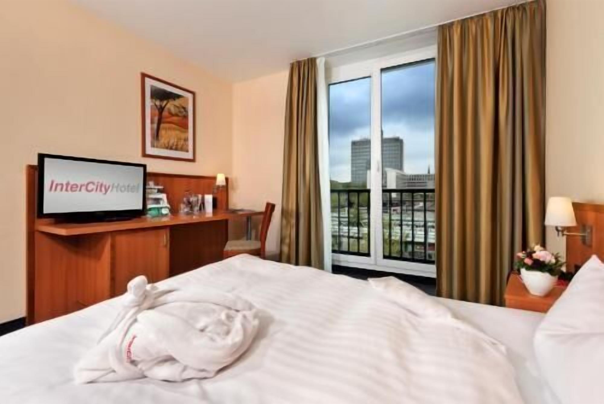 Hypo-allergenic bedding, in-room safe, desk, blackout drapes