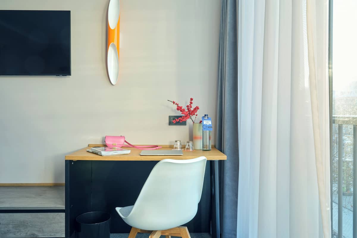 Rom – business | Allergitestet sengetøy, safe på rommet, skrivebord og blendingsgardiner