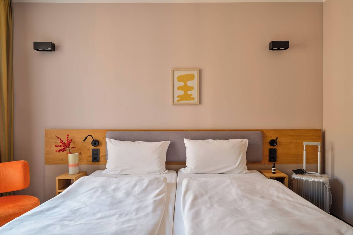 Comfort Plus Zweibettzimmer | Allergikerbettwaren, Zimmersafe, Schreibtisch, Verdunkelungsvorhänge