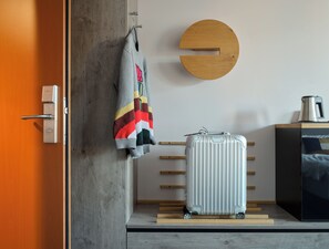 Ropa de cama hipoalergénica, caja fuerte, escritorio y cortinas opacas