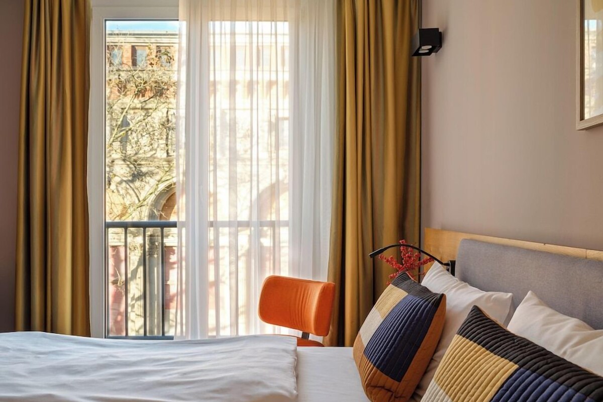Hypo-allergenic bedding available, in-room safe, desk, blackout drapes